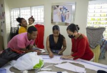 Jóvenes dominicanos de escasos recursos confeccionan su futuro (2)