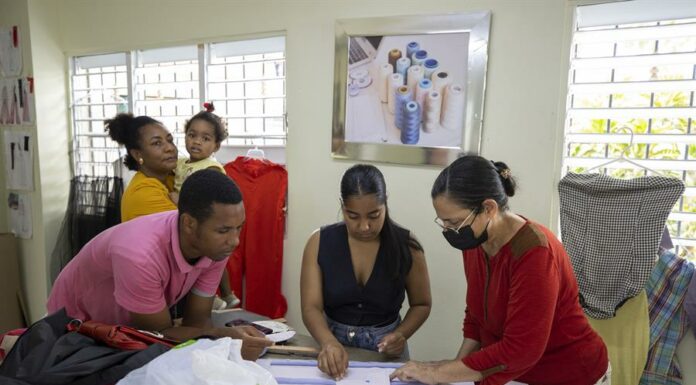 Un 40% de las estadounidenses jóvenes quieren abandonar el país, según una encuesta Jóvenes dominicanos de escasos recursos confeccionan su futuro (2)