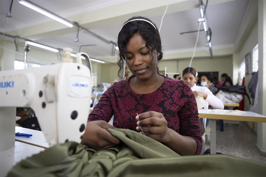 J&oacute;venes dominicanos de escasos recursos confeccionan su futuro (2)