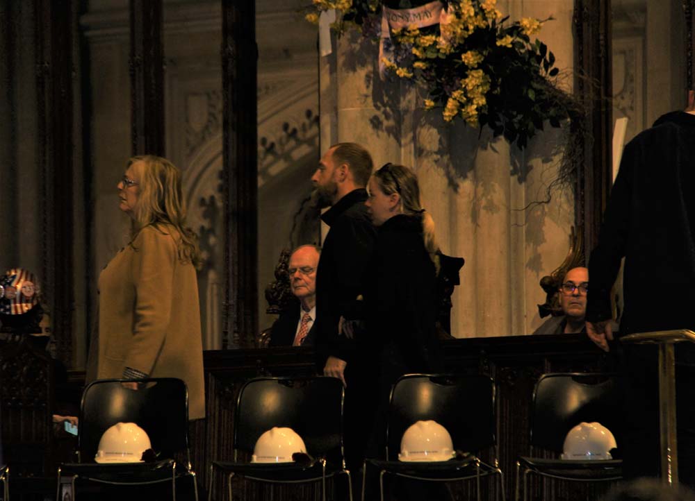 Los cascos de construcci&oacute;n de los diecis&eacute;is obreros fueron colocados en el altar mayor,