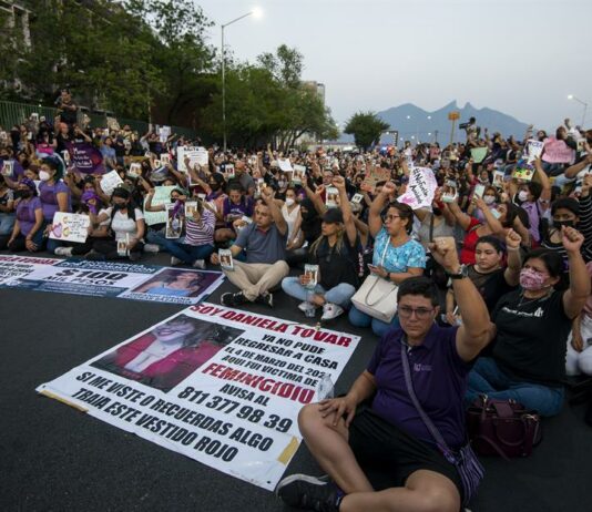 Mexicanas protestan por el feminicidio de Debanhi y mujeres desaparecidas Mexicanas protestan por el feminicidio (2)