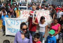 Migrantes escenifican viacrucis (2)