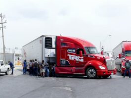 México acuerda con transportistas atender seguridad en carreteras y evitar paro de labores Transportistas mexicanos bloquean puente internacional (1)