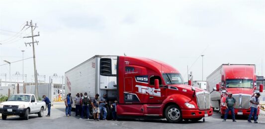 Transportistas mexicanos bloquean puente internacional (1)