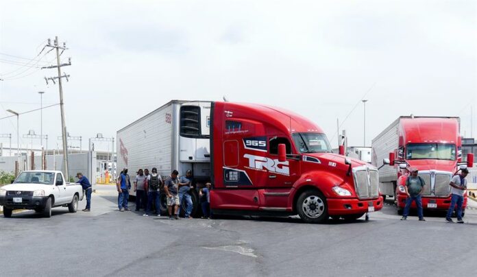 Transportistas mexicanos bloquean puente internacional (1)