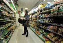 Los altos precios llevan a estadounidenses a buscar ofertas y posponer compras navideñas La inflación