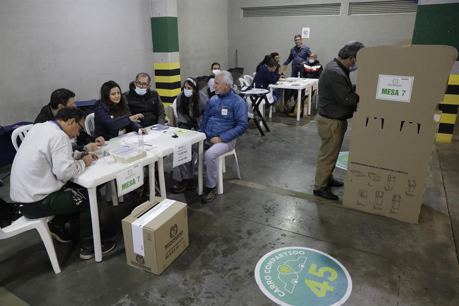 Abren los colegios electorales colombianos (1)