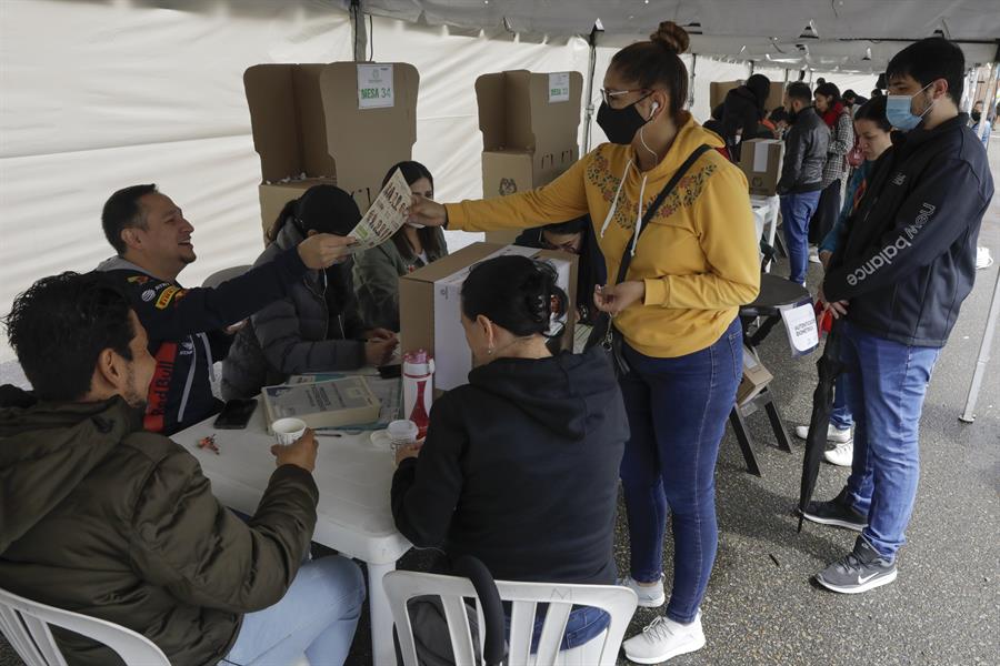 Abren los colegios electorales colombianos (1)