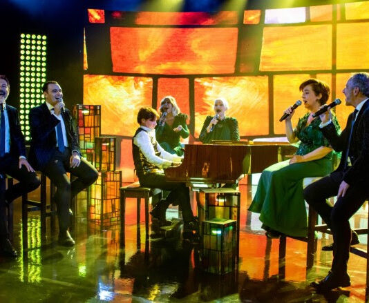 Mocedades lanza versión innovadora de “Los Amantes” con Arthur Hanlon Arthur Hanlon y Mocedades en el video musical de su colaboración, “Los Amantes”.