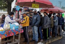 Migrantes en la frontera México-EE.UU. recrean su travesía con una ópera Migrantes