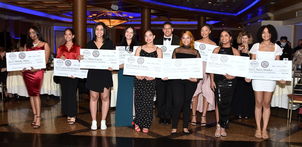 Consulado dona 10 becas a estudiantes dominicanos en Nueva York...