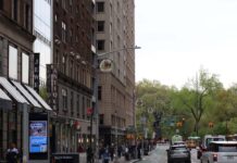 La campaña para recuperar los emblemáticos medallones en la Avenida de las Américas en Manhattan