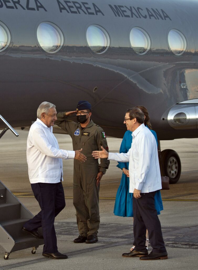 López Obrador aterriza en Cuba (4)