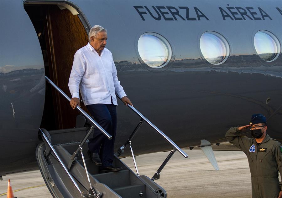 López Obrador aterriza en Cuba (4) López Obrador aterriza en Cuba (4)