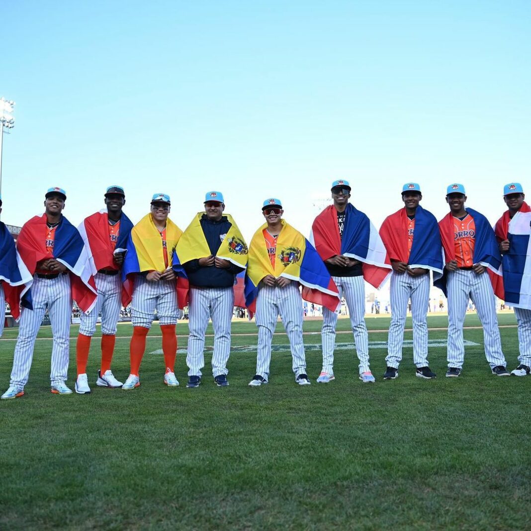 Los Zorros de Somerset en el campo de béisbol antes del juego con sus banderas.