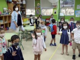 Condados del sur de Florida cierran algunas escuelas tras perder 38.000 alumnos migrantes Maestros