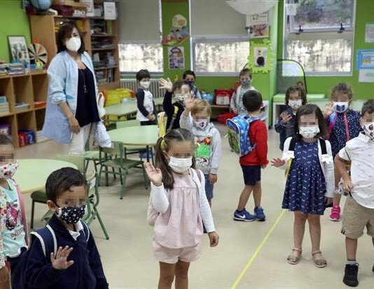 Condados del sur de Florida cierran algunas escuelas tras perder 38.000 alumnos migrantes Maestros