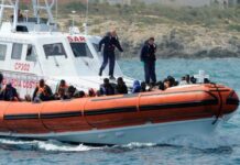 Policía detiene a 63 migrantes en la costa suroeste de Puerto Rico inmigrantes
