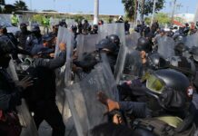Policías de México se golpean entre sí en protesta por mejores salarios Policías de México