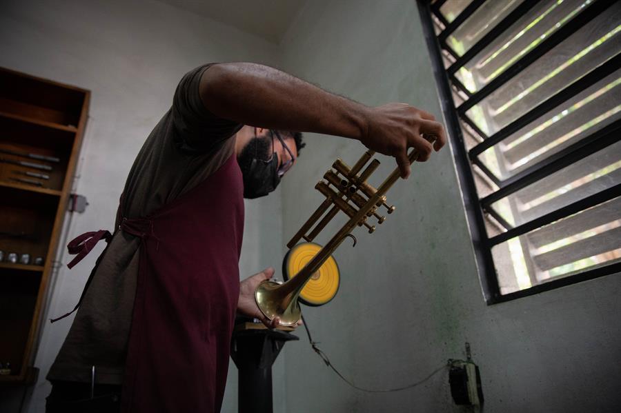 Reparar la m&uacute;sica, un oficio que crece en la Venezuela (6)