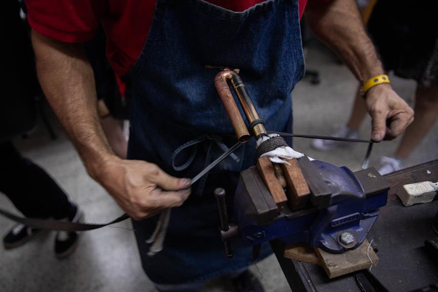 Reparar la m&uacute;sica, un oficio que crece en la Venezuela (6)