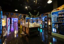 Rinden tributo a clásicos del cine como "Tiburón" con una tienda en Orlando Rinden tributo a clásicos del cine (2)