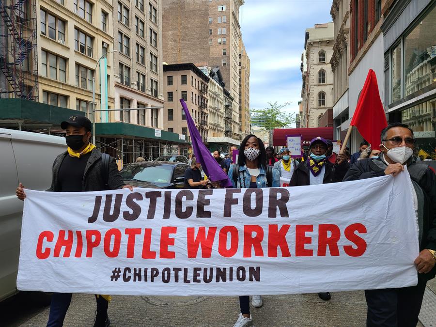 Trabajadores reclaman a Chipotle (3)