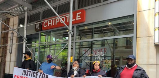 Trabajadores reclaman a Chipotle (3)