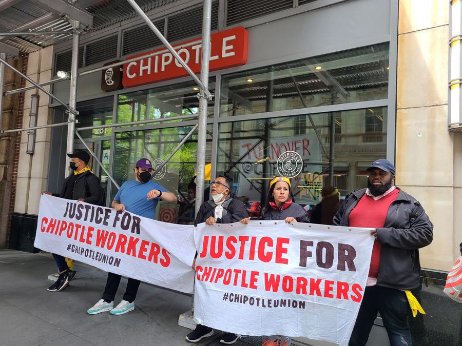 Trabajadores reclaman a Chipotle (3) Trabajadores reclaman a Chipotle (3)