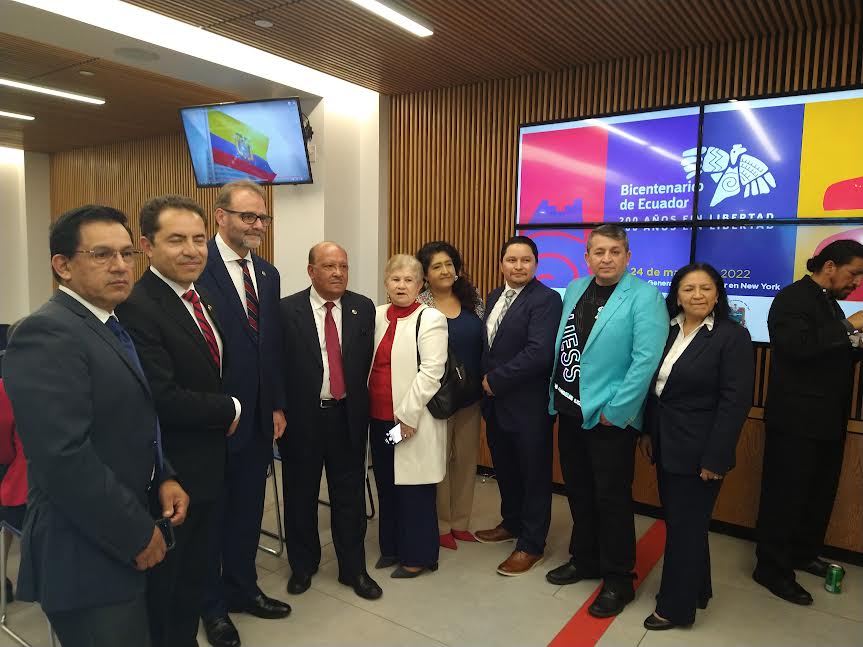 Voluntarios del Ecuadorian Civic Committee of New York 