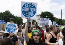 Cientos de manifestantes se concentraron este sábado por segunda jornada consecutiva ante el edificio del Tribunal Supremo de Estados Unidos para exigir el aborto libre en todo el territorio estadounidense, después de la decisión de ayer que revocó su protección legal.