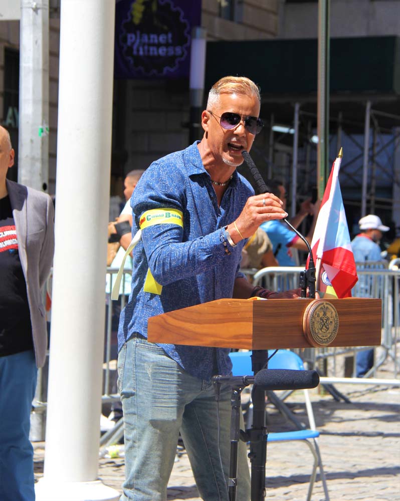 El alcalde de Cidra, Ángel González Concepción, durante la izada de la bandera en Bowling Green, presentó un discurso en el cual resaltó la hermandad entre la isla y la diáspora, además de promover el turismo a la hermosa ciudad de la eterna primavera.