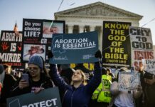 La Corte Suprema de los Estados Unidos certificó el regreso al pasado, a un pasado de terror; terror en las mujeres que desean interrumpir un embarazo no deseado, terror en las minorías ante la posibilidad de perder derechos tan duramente conquistados.