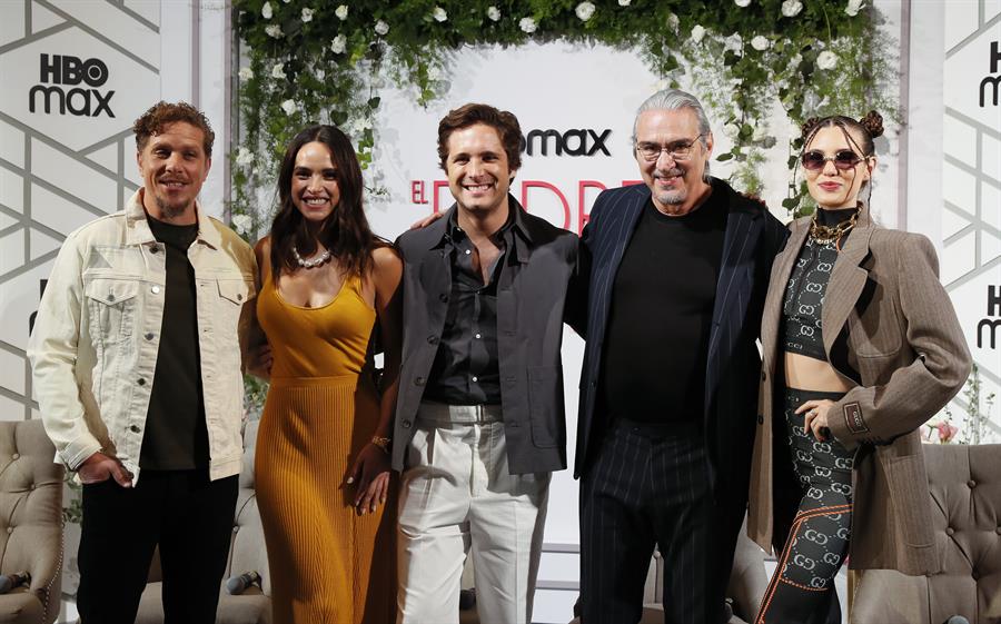 Adria Arjona adopta como hermano a Diego Boneta Adria Arjona adopta como hermano a Diego Boneta
