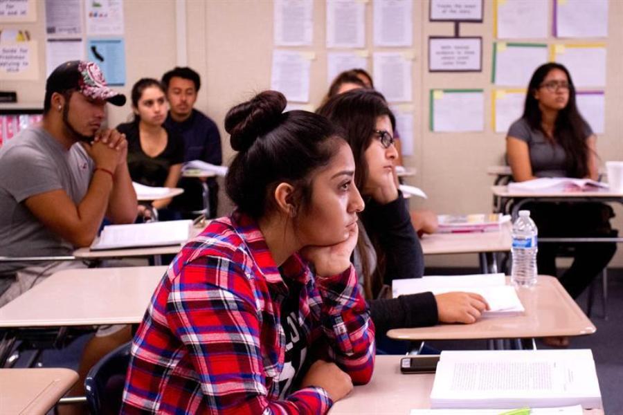 Alumnos La cámara legislativa del estado de Nueva York aprobó un proyecto de ley reclamado por padres y maestros para reducir el número de niños por salón escolar en los próximos cinco años, en el sistema de educación más grande de la nación y con una gran diversidad racial y cultural.