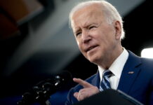 El presidente de Estados Unidos, Joe Biden, acusó este viernes a la petrolera ExxonMobil de estar manteniendo baja la producción de gasolina para mantener altos los precios y aumentar sus beneficios, una estrategia que perjudica a los consumidores.