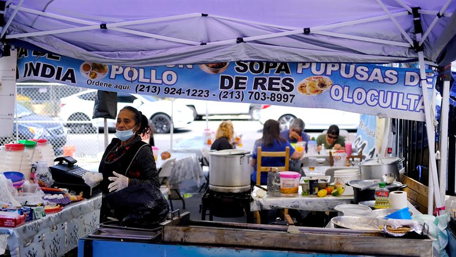 Calles de los Angeles La inmigración, tema candente de la Cumbre de las Américas, está presente en cada esquina de Los Ángeles: Con casi el 90 % de población hispana, los barrios que rodean la sede de la cita reflejan los problemas del continente, desde la desigualdad a la violencia de las pandillas.