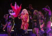 Christina Aguilera vuela a España 19 años después con el piloto automático Christina Aguilera