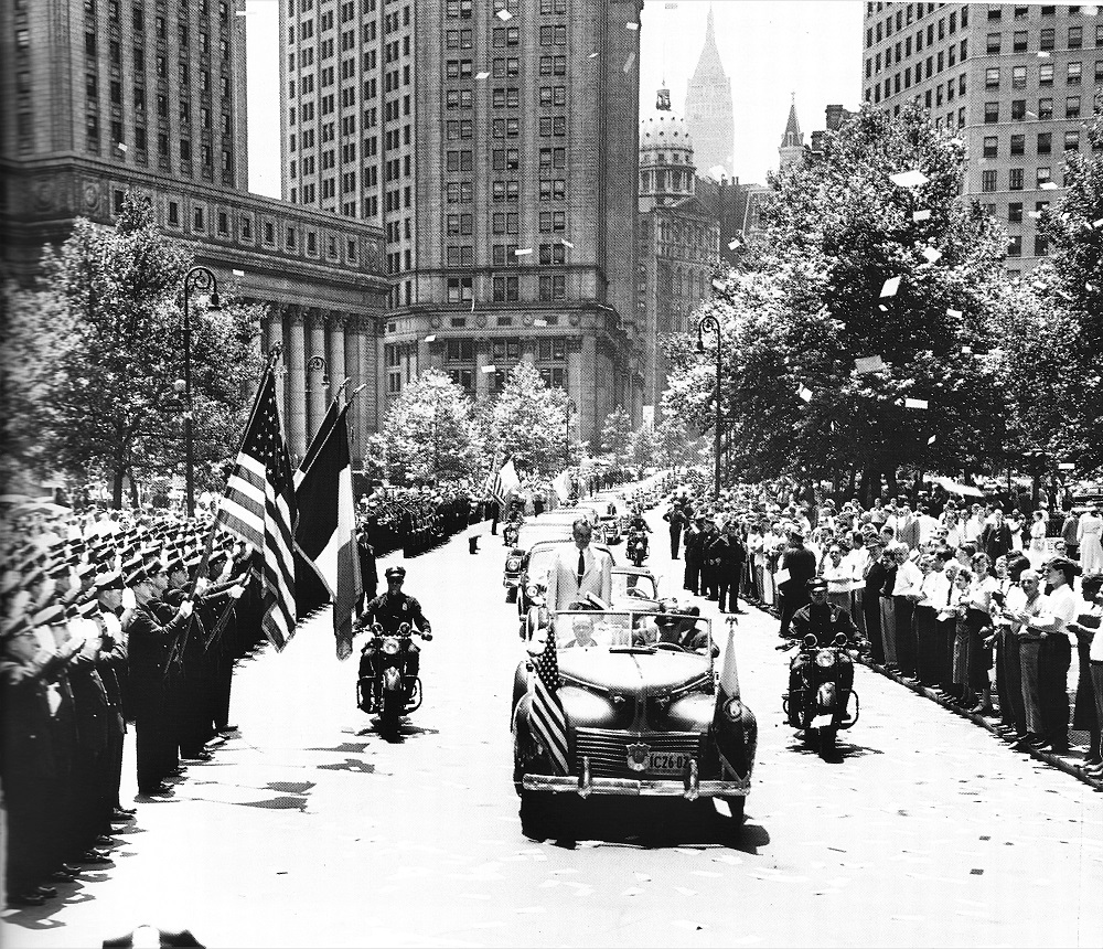Foto del archivo hist&oacute;rico del Comit&eacute; Internacional Galo Plaza Inc., en la que se registra el desfile en honor al nativo neoyorquino y l&iacute;der internacional Galo Plaza Lasso durante su visita a su ciudad natal el 25 de junio de 1951. Se le aprecia de pie, con un terno claro, en un convertible Lincoln, recibiendo el saludo del Departamento de Polic&iacute;a de su ciudad natal.
