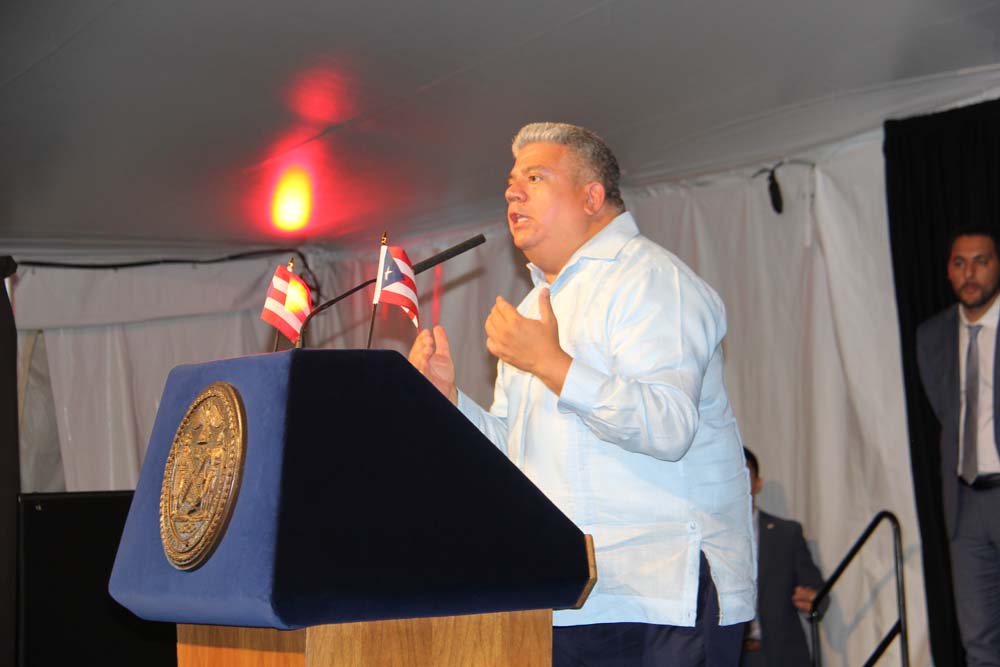 El Fiscal de Distrito en Brooklyn, Eric González fue a quien primero dio la palabra el alcalde Eric Adams en la recepción en Gracie Mansion, reiterando en varias ocasiones durante su discurso el agradecimiento a la comunidad puertorriqueña de Brooklyn, su condado natal y donde fue presidente del condado, antes de ser electo alcalde.