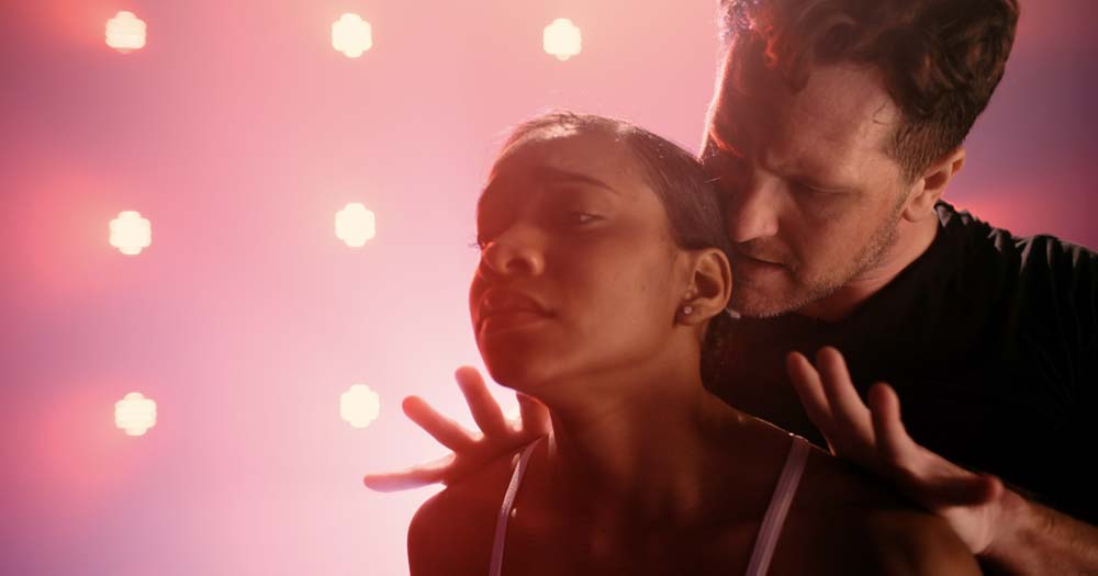 Veiga y Marty Lawson en “Deceive”.