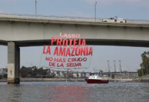 Despliegan pancarta contra el presidente de Ecuador durante Cumbre de las Américas Despliegan pancarta contra el presidente de Ecuador (2)
