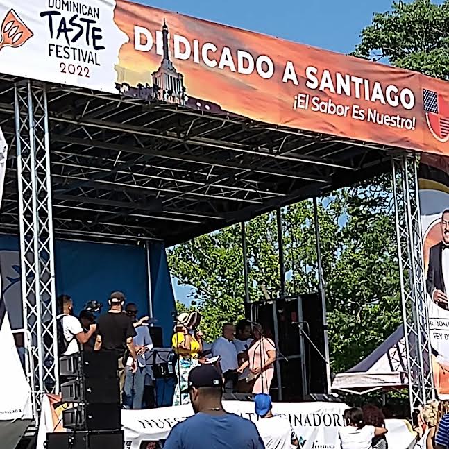 El magnífico e imponente escenario que fue el centro musical del festival, sirvió no solo para que en el desfile una pléyade de artistas con los ritmos emblema dominicanos, además para reconocer a los participantes destacados y para la entrega de documentos de parte de los oficiales electos.