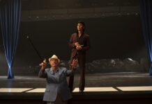"Elvis", un musical de vértigo sobre un icono que no tuvo miedo a las alturas Excesiva, acelerada y lujosa... así ha retratado Baz Luhrmann la vida de Elvis Presley en un filme que mantiene el inconfundible sello del director de "Moulin Rouge" y se centra en la compleja relación que el rey del rock, encarnado por Austin Bautler, mantuvo con su representante.
