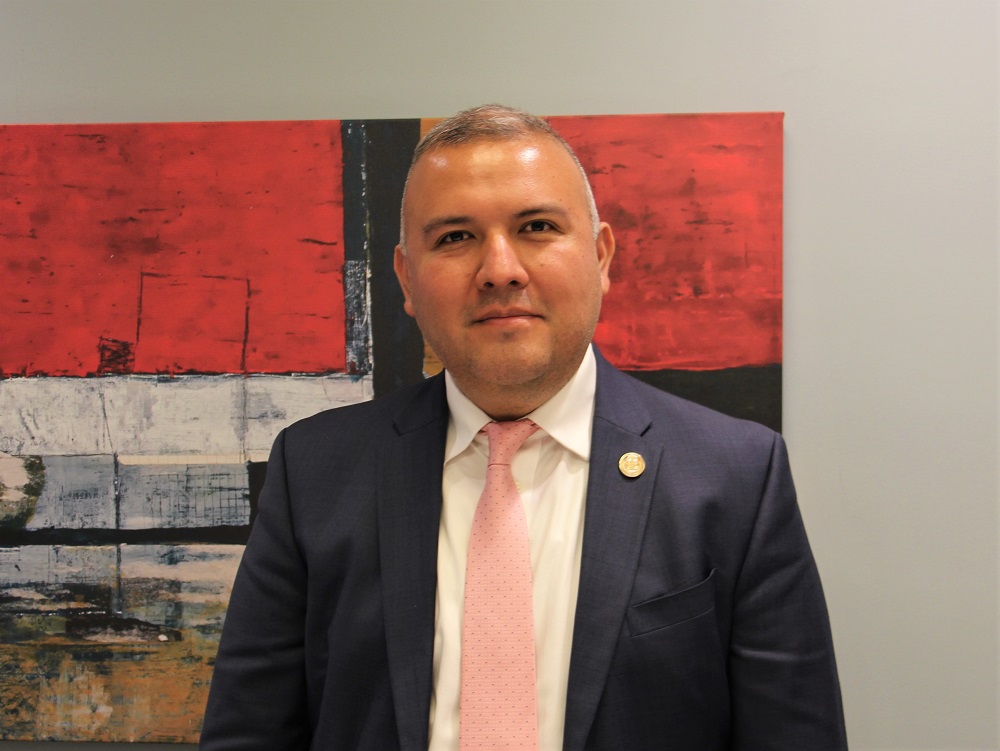 COMISIONADO DE INMIGRACION DE NYC MANUEL CASTRO.