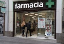 Condenados por montar 21 farmacias falsas en Miami y defraudar 9 millones Dos residentes en Miami (Florida, EE.UU.) fueron condenados a penas de cárcel por su participación en un trama delictiva que estafó 9 millones de dólares a programas de ahorro de medicamentos recetados, un fraude que realizaron a través de una red de 21 farmacias falsas "que no tenían clientes reales ni dispensaban medicinas", informó este viernes la Fiscalía del Distrito Sur.