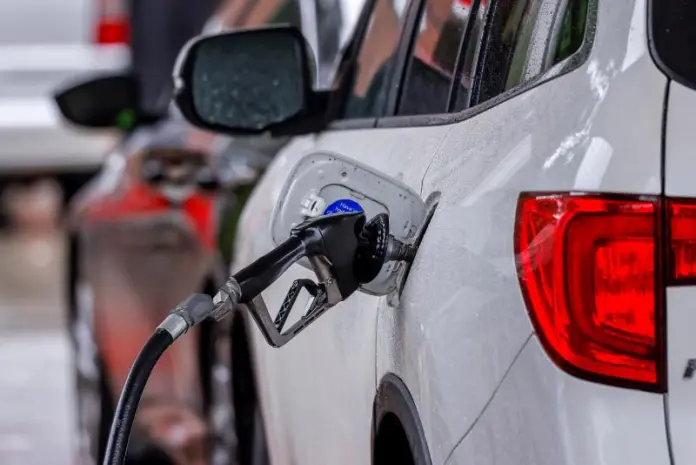 Gasolina El precio de un galón de gasolina (3,78 litros) en Estados Unidos alcanzó este sábado los 5 dólares, un récord jamás antes alcanzado y que se da cuando el país vive la inflación más elevada en cuarenta años.