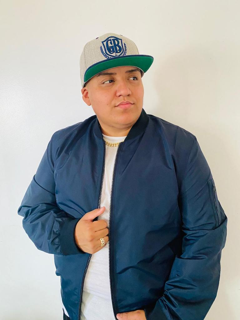 Gio Bravo ha sido una luz positiva en la comunidad LQBTQ+ y transgenero con su m&uacute;sica. 