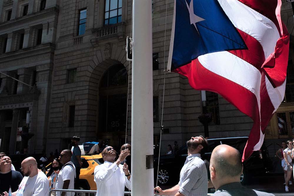 La izada de la bandera de Puerto Rico en Bowling Green, donde se encuentra el toro de Wall Street, fue presidida por el alcalde de Nueva York, Eric Adams, quien volvió a elogiar el apoyo de la comunidad boricua.