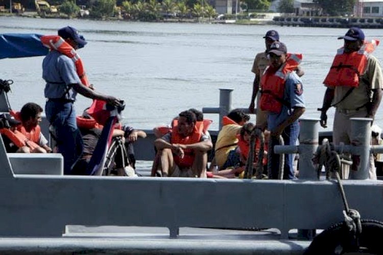 Inmigrantes - interceptados La tripulación del crucero Mardi Gras, de la compañía Carnival, rescató este viernes a 16 inmigrantes que viajaban en una pequeña embarcación en apuros que se dirigía a Florida, informó la compañía en un comunicado.